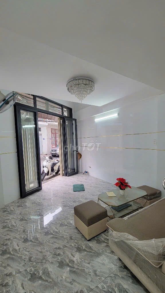 Lạc Long Quân alleyhouse, 4/2 floors, 2 bedrooms, 3.5 x8 meters.