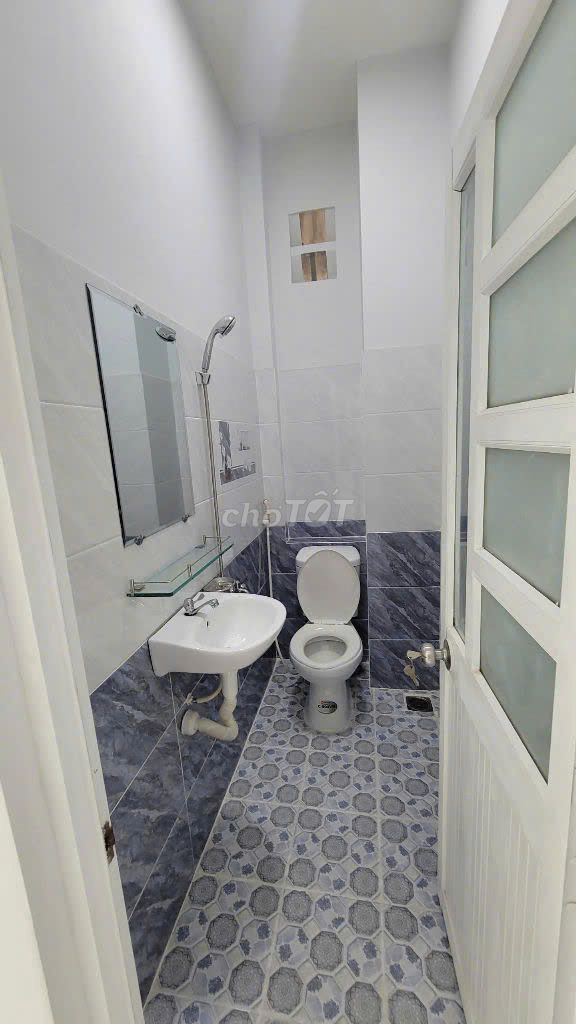 Lạc Long Quân alleyhouse, 4/2 floors, 2 bedrooms, 3.5 x8 meters.