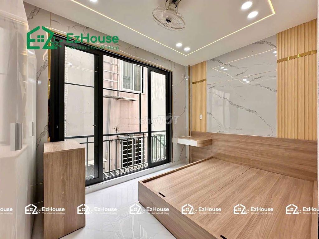 The kitchen split studio is located in Quang Trung.