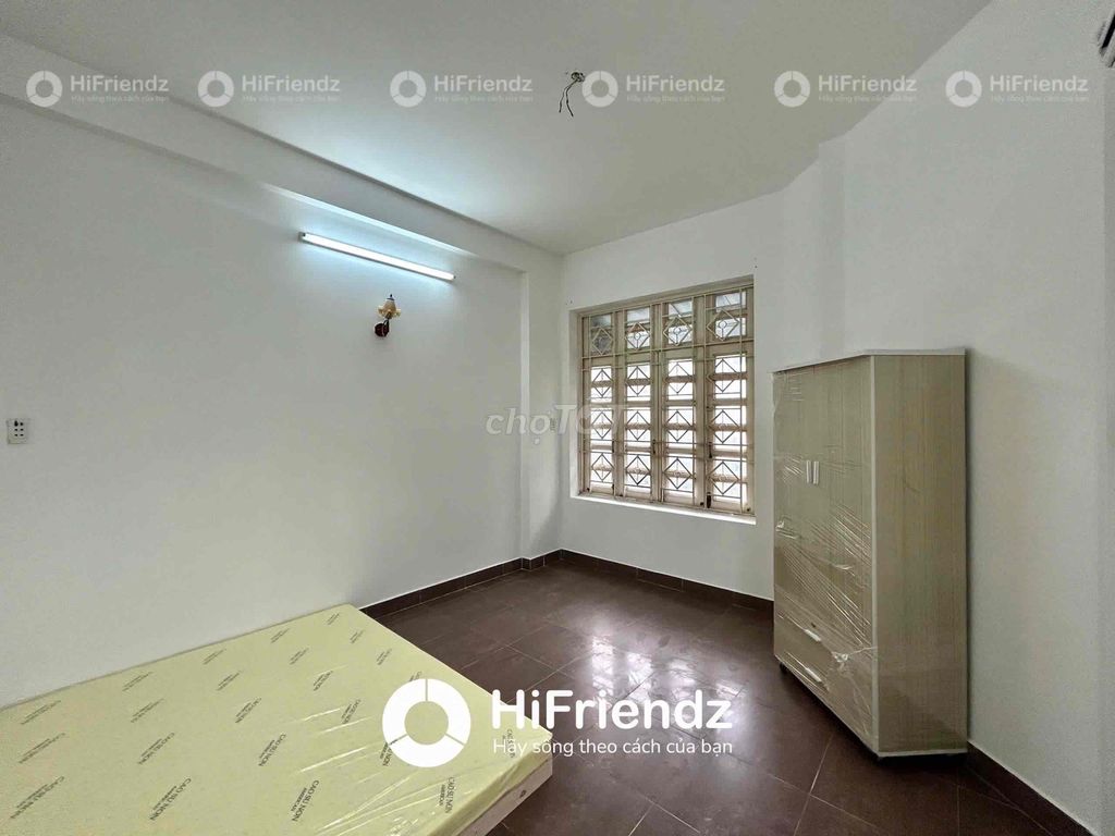 The super nice window apartment is empty