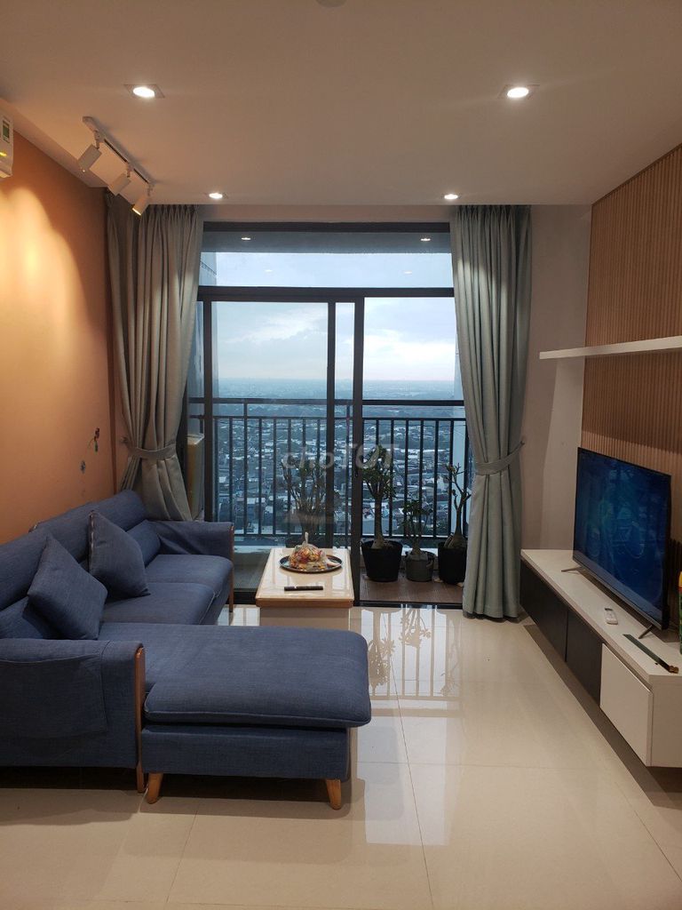 Renting Central Premium District 8 2 bedrooms. An interior toilet.