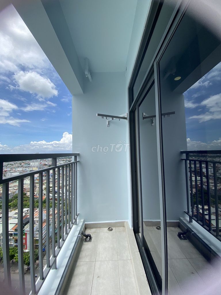 Renting Central Premium District 8 2 bedrooms. An interior toilet.