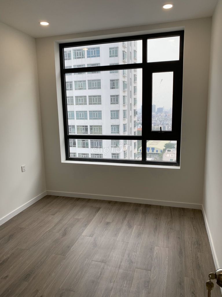 Renting Central Premium District 8 2 bedrooms. An interior toilet.