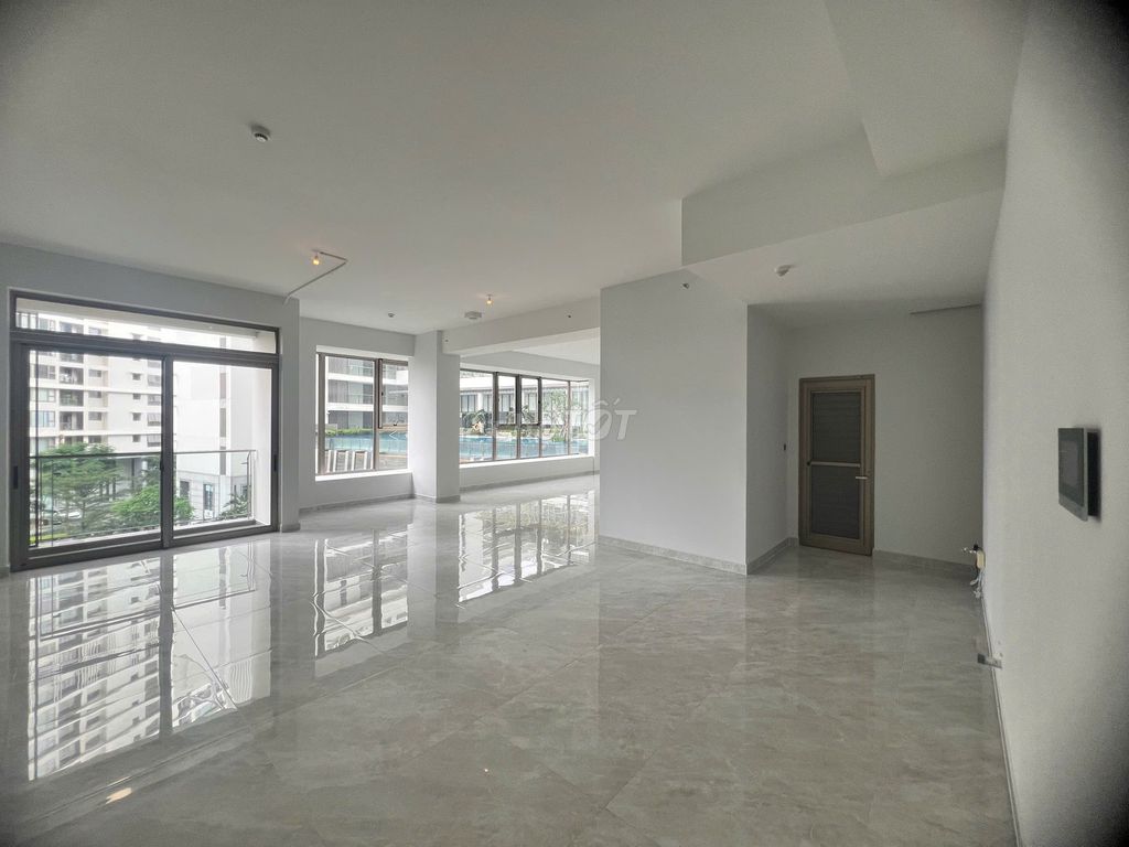 Rent Midtown M8 - The Peak