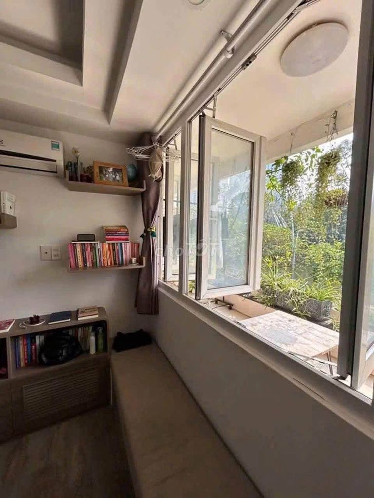 An old room_Trường Sa_supposed the large windows of the kitchen full of gardens