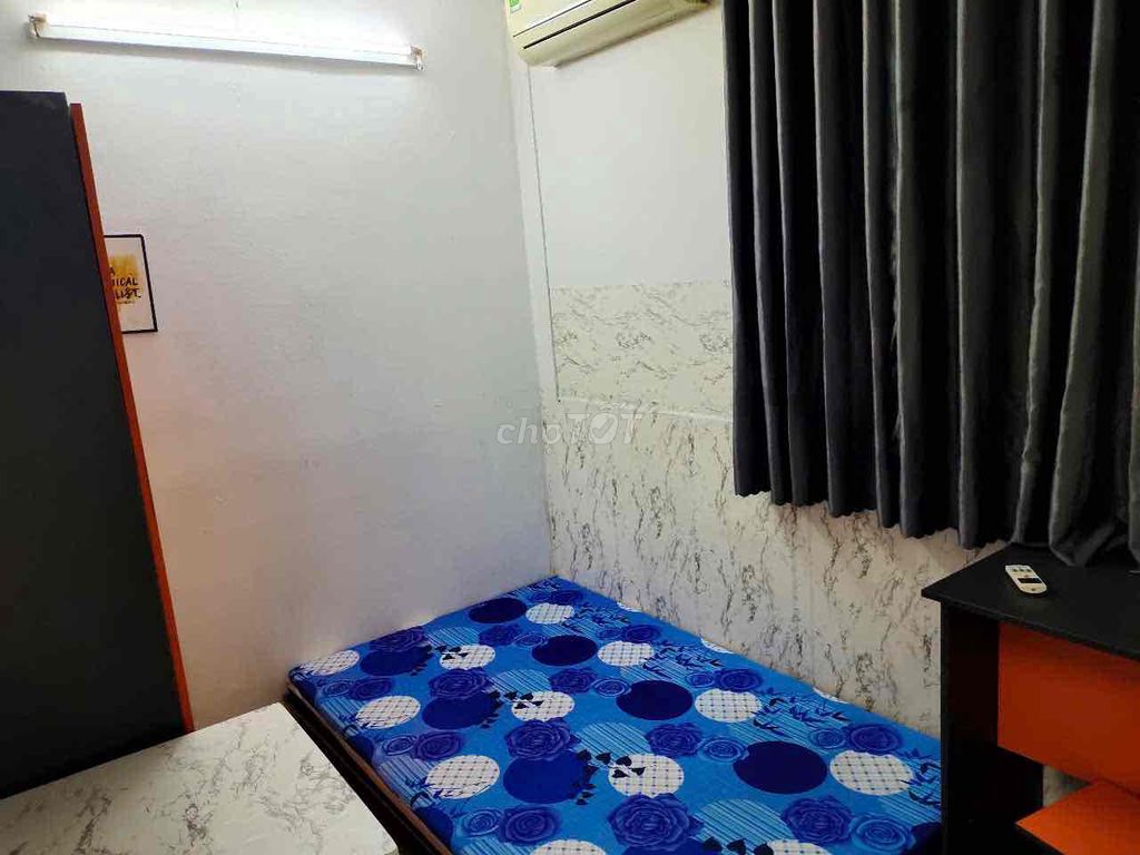 Two bedrooms near Etown Cộng Hoà have a clear balcony.