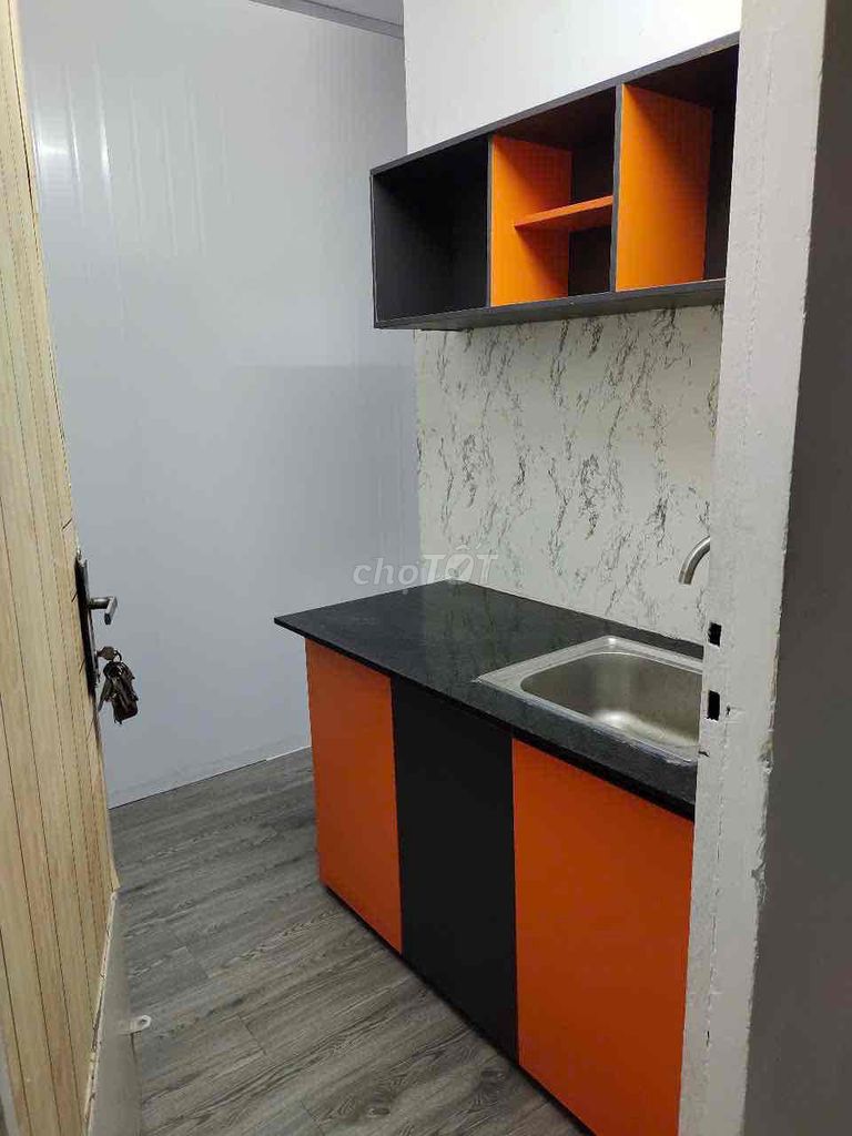 Two bedrooms near Etown Cộng Hoà have a clear balcony.