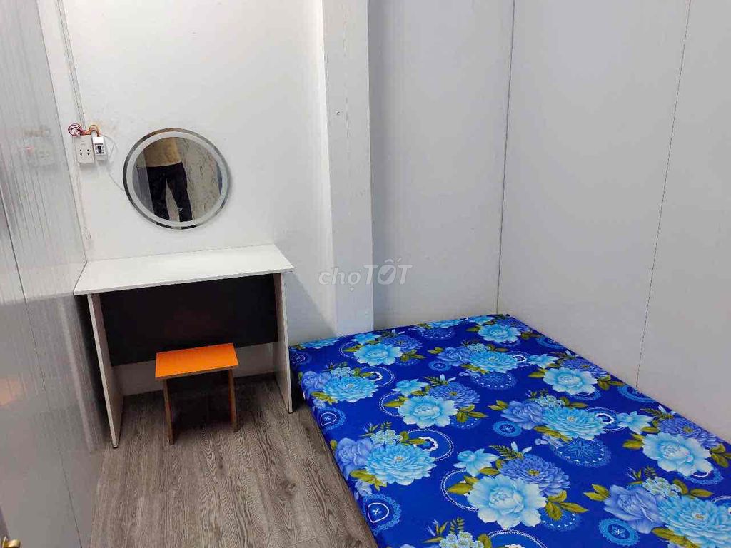 Two bedrooms near Etown Cộng Hoà have a clear balcony.
