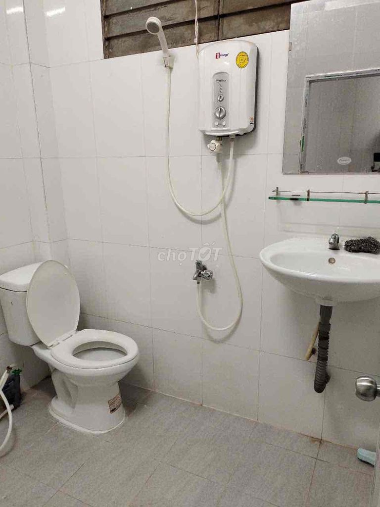 Two bedrooms near Etown Cộng Hoà have a clear balcony.