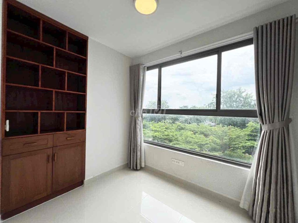 Two bedrooms. A basic interior toilet near the airport. Tân Bình.