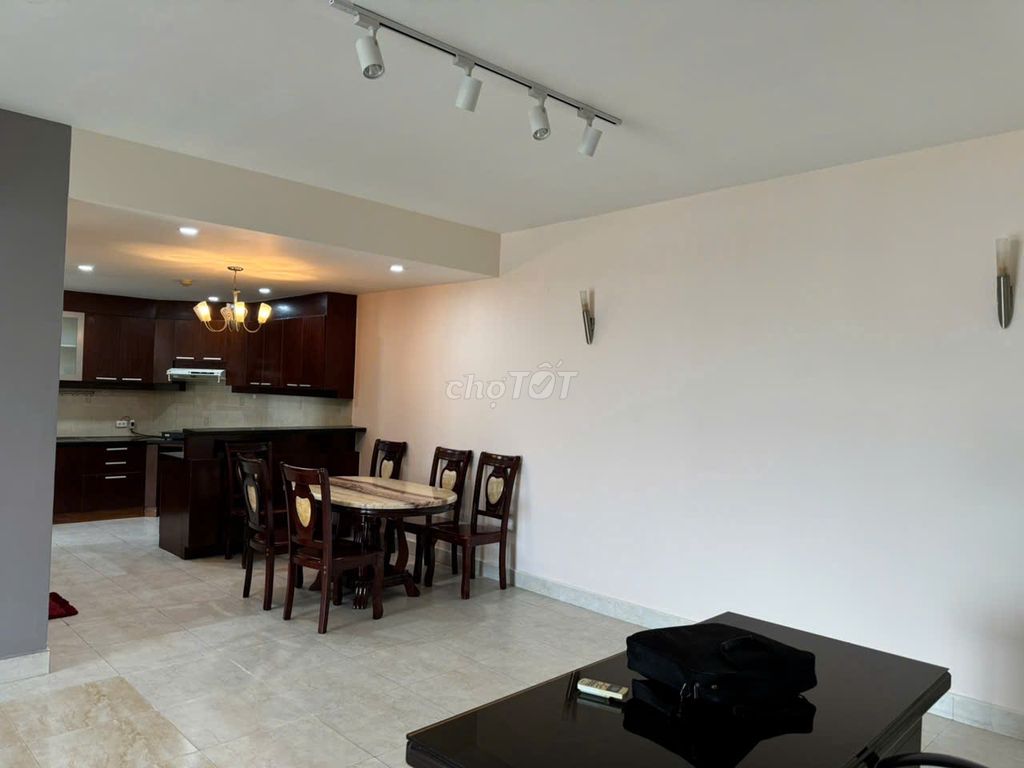 The Hùng Vương Plaza apartment, area: 130 meters two, three bedrooms, three toilets, interior.