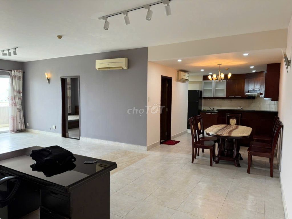 The Hùng Vương Plaza apartment, area: 130 meters two, three bedrooms, three toilets, interior.