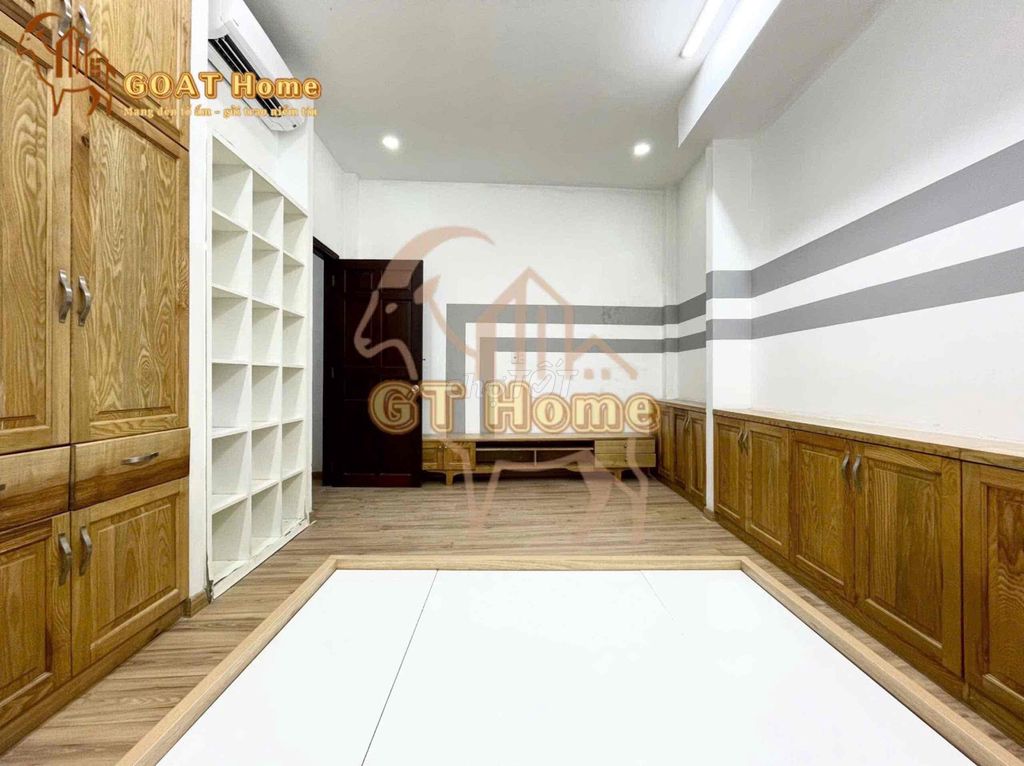 A kitchen bedroom - open windows