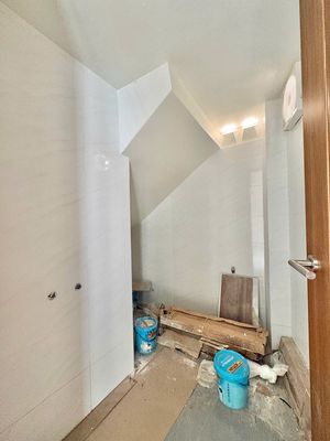 Rent three bedrooms, four super-new toilets, right now.