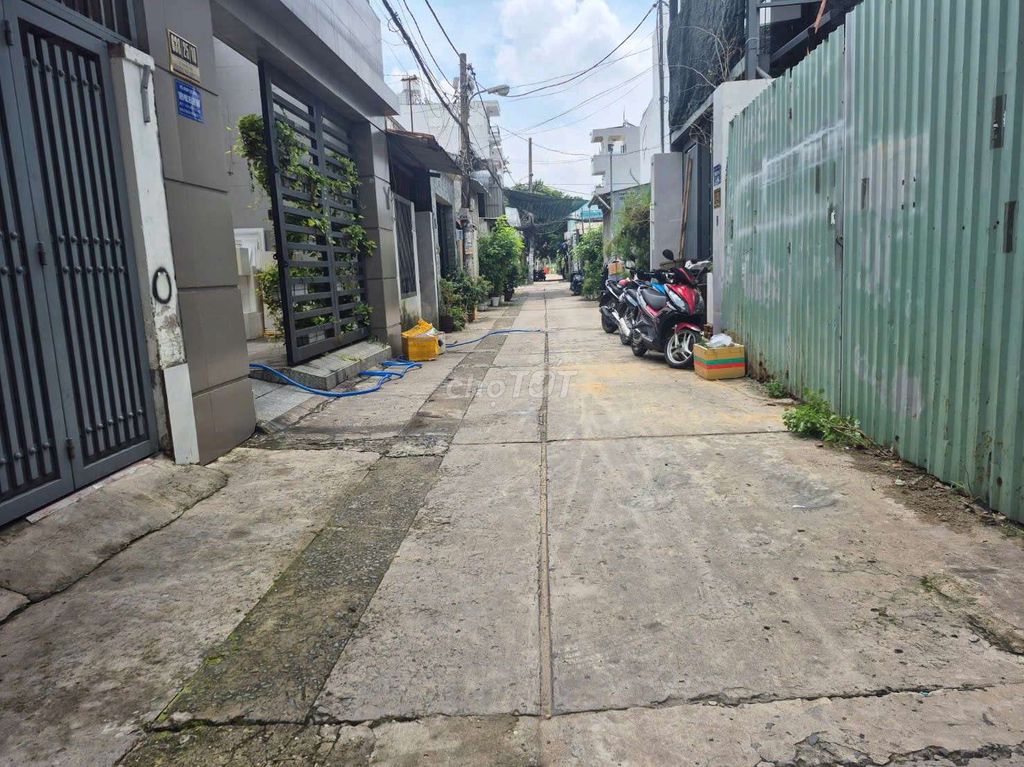 House 4 x 20 meters in the picture - near Alonsey Mall New Funky.