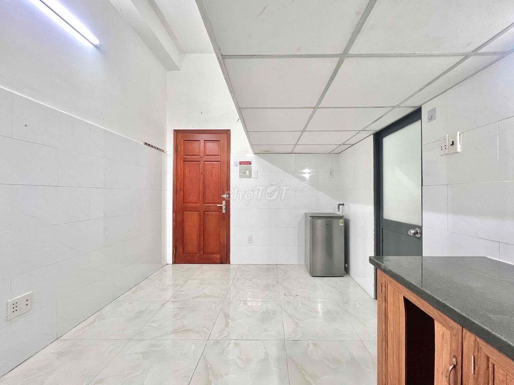 Cheap hotel room with furniture, elevators, Tân Bình.
