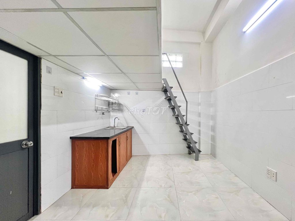 Cheap hotel room with furniture, elevators, Tân Bình.