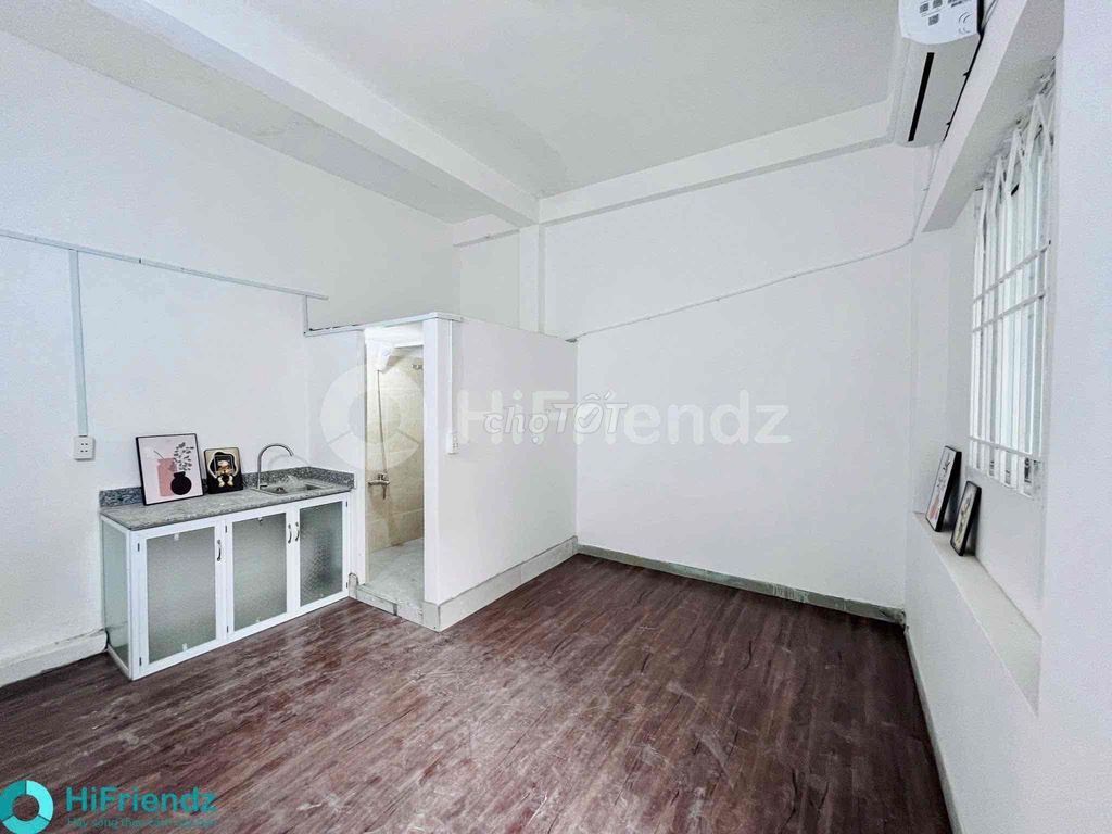 The balcony studio is basically opposite the base oftte Cộng Hoà