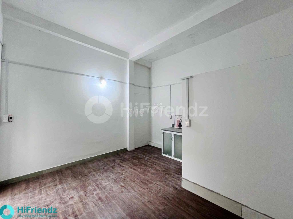 The balcony studio is basically opposite the base oftte Cộng Hoà