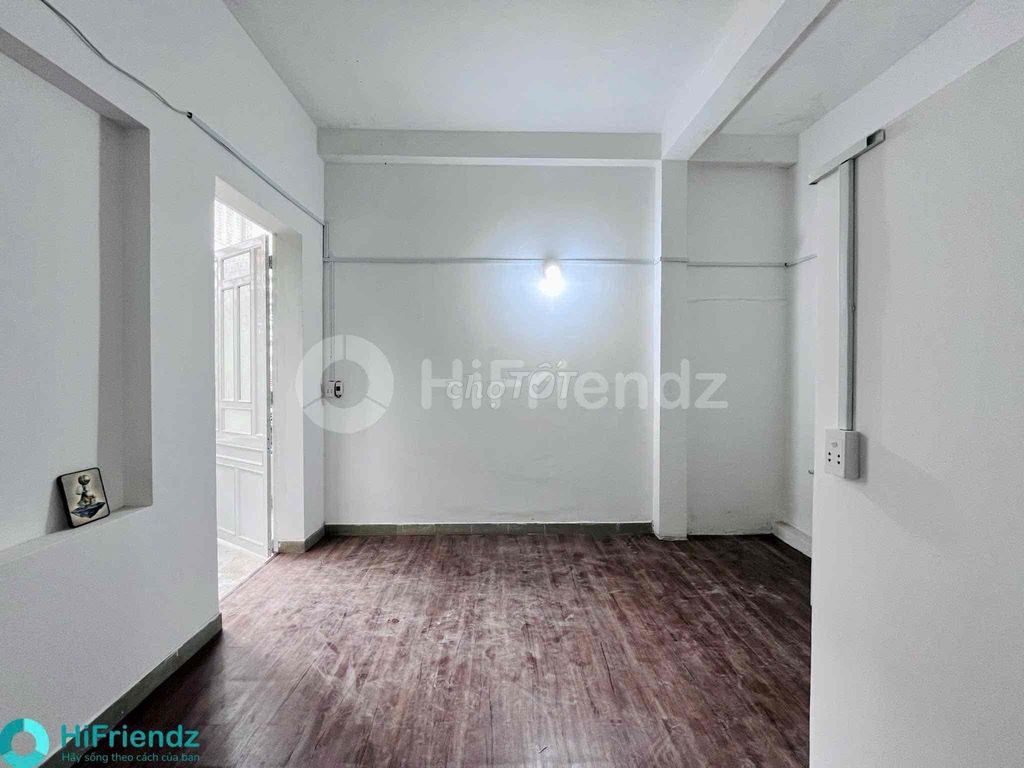 The balcony studio is basically opposite the base oftte Cộng Hoà