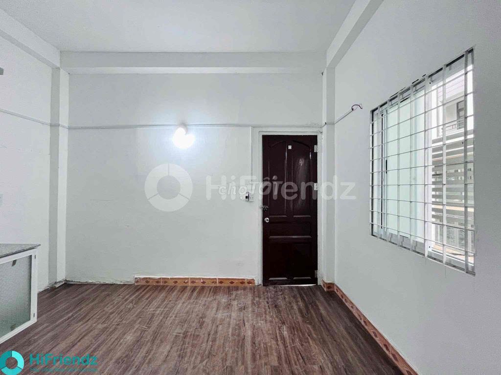 The balcony studio is basically opposite the base oftte Cộng Hoà