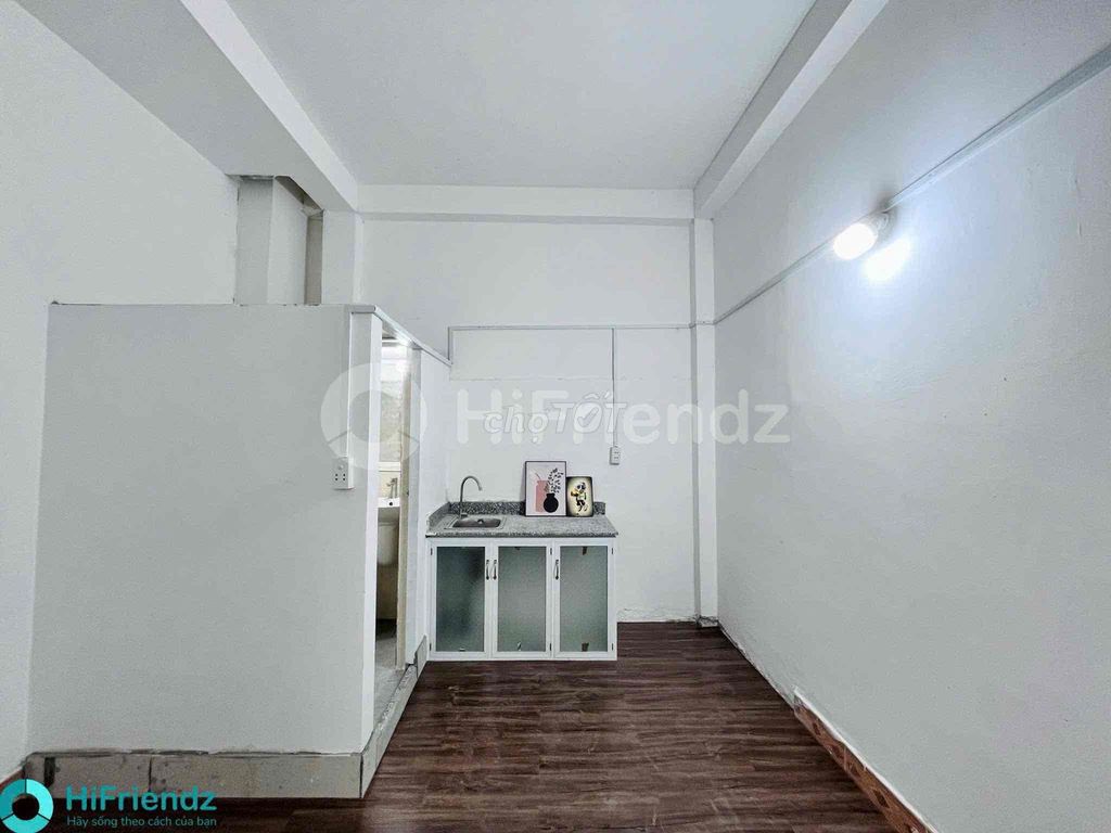 The balcony studio is basically opposite the base oftte Cộng Hoà