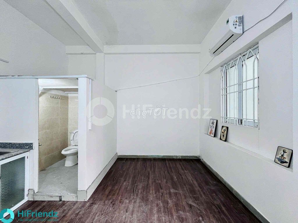 The balcony studio is basically opposite the base oftte Cộng Hoà