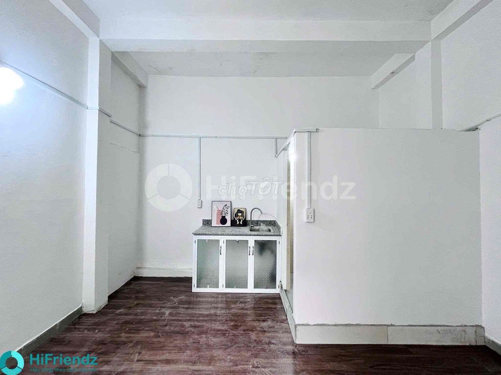 The balcony studio is basically opposite the base oftte Cộng Hoà