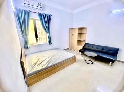 The Full House is located in Tạ Quang Bửu with a big, cool window