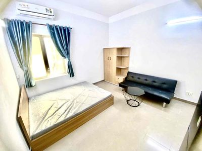 The Full House is located in Tạ Quang Bửu with a big, cool window