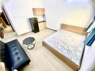 The Full House is located in Tạ Quang Bửu with a big, cool window