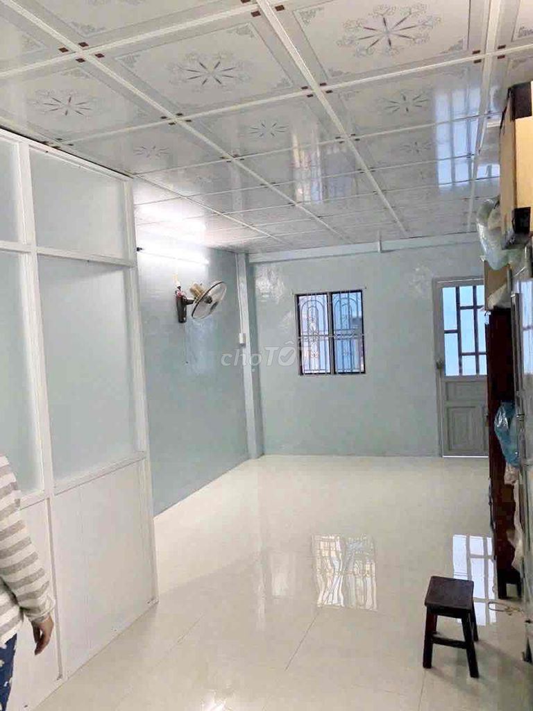 4 x 8 m 1st floor (2 bedroom 1 toilet) 4 meters down. 1/ Phạm Phú Thứ. District 6