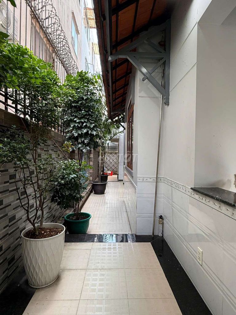 Rent a fancy villa. area 8 x20. 32 million. Three stories.
