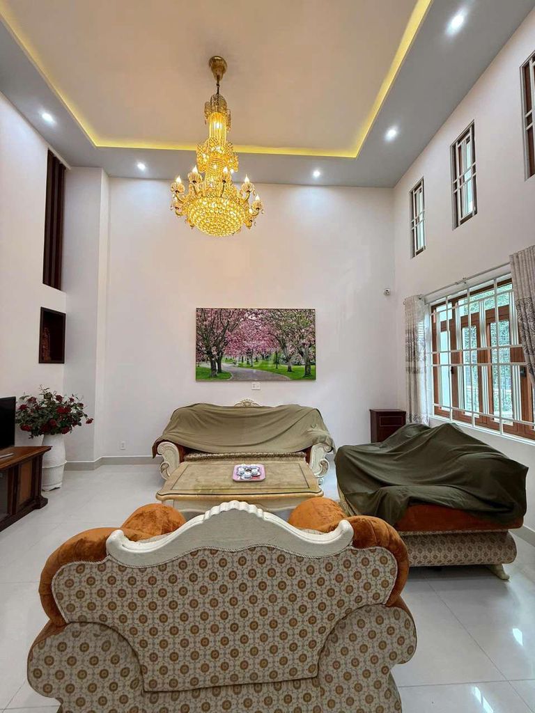 Rent a fancy villa. area 8 x20. 32 million. Three stories.