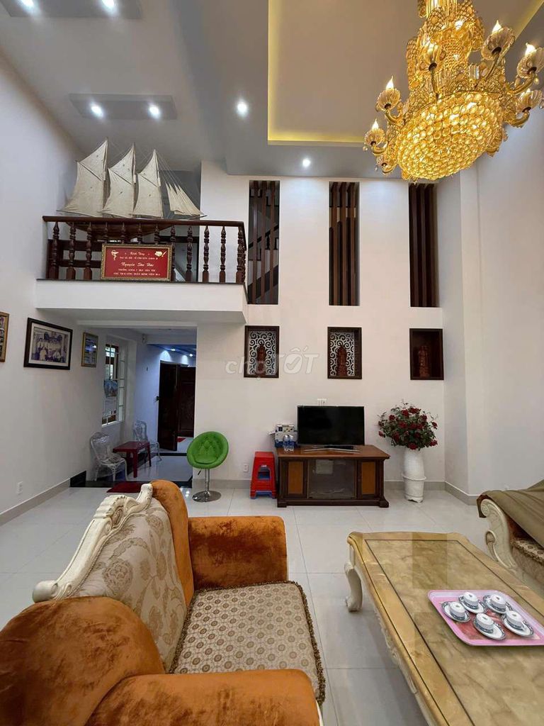 Rent a fancy villa. area 8 x20. 32 million. Three stories.