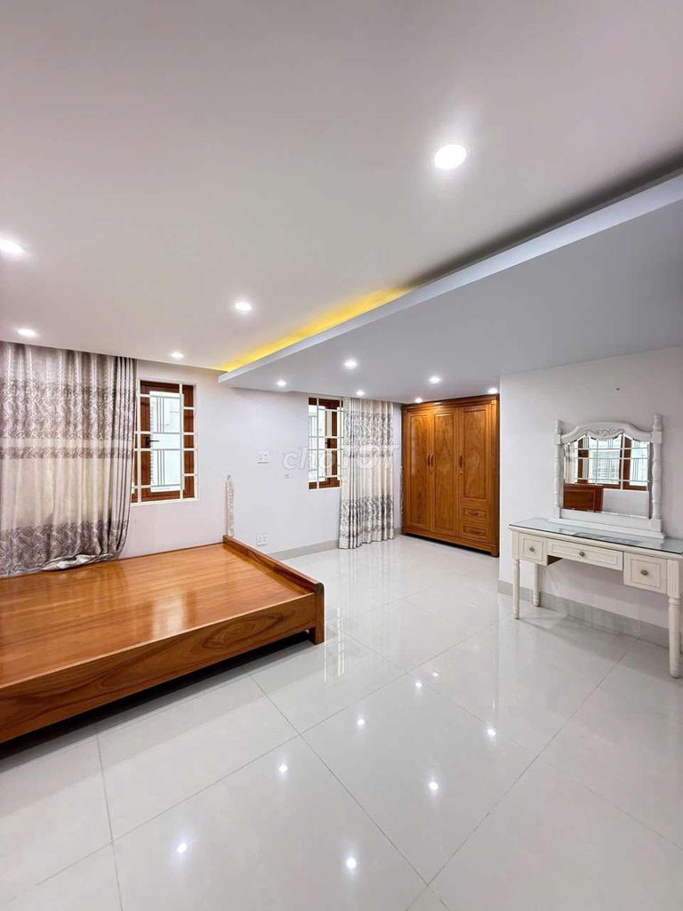 Rent a fancy villa. area 8 x20. 32 million. Three stories.