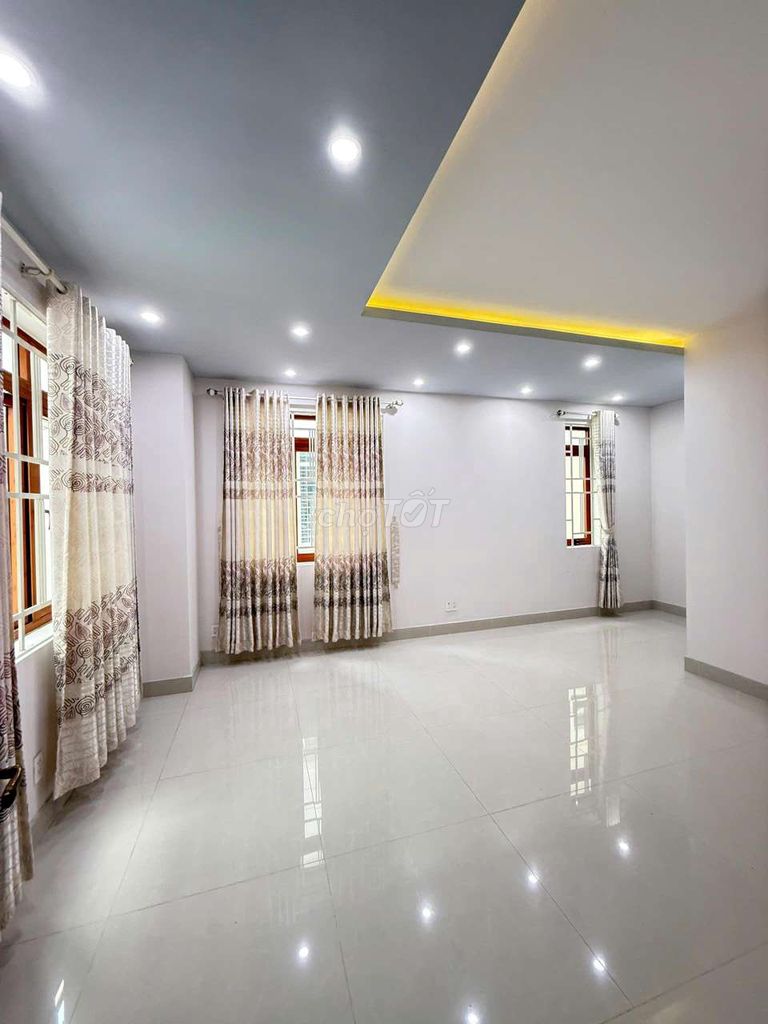 Rent a fancy villa. area 8 x20. 32 million. Three stories.