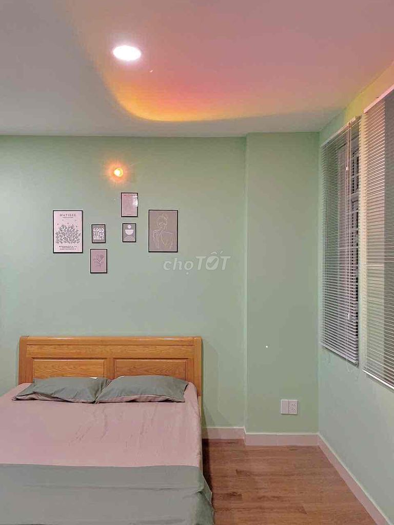 - Right here. - Right on District 1 - full of furniture only 5 million 500.