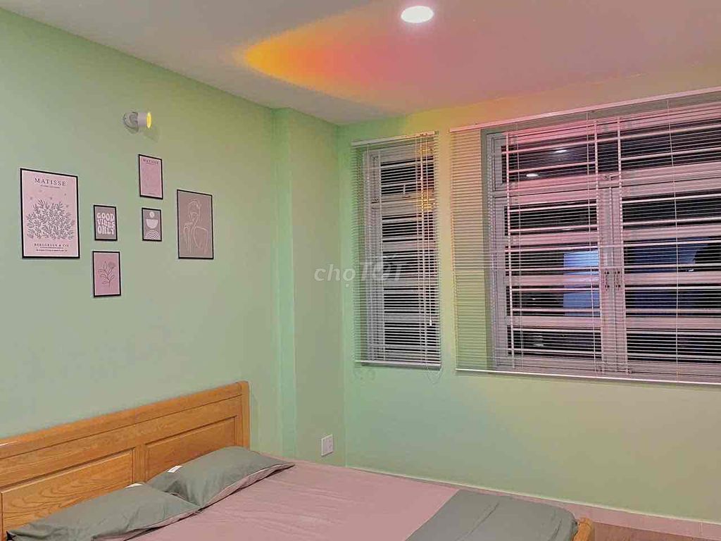 - Right here. - Right on District 1 - full of furniture only 5 million 500.