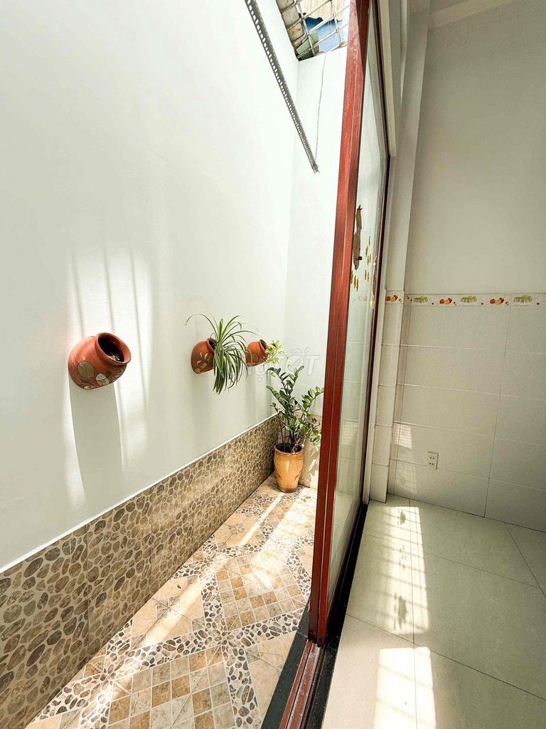Room for Tân Sơn Nhì - good price, air conditioning.