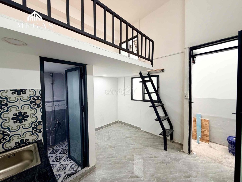 The new Lê Văn Sỹ motel is in front of the Three Bells to District 1.