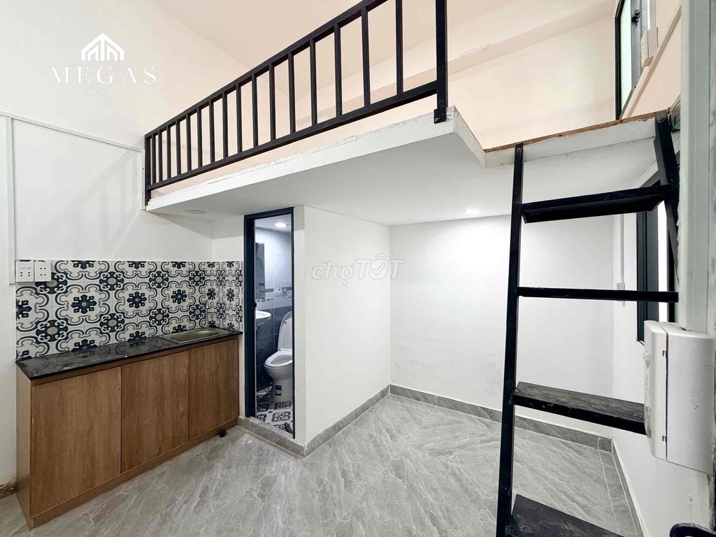 The new Lê Văn Sỹ motel is in front of the Three Bells to District 1.