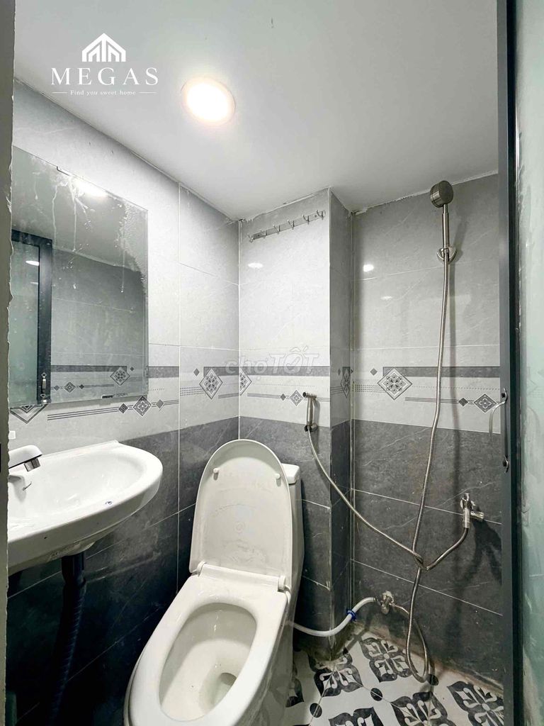 The new Lê Văn Sỹ motel is in front of the Three Bells to District 1.