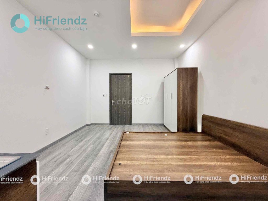 The new home studio is full of cheap furniture right at Phan Xích Long.