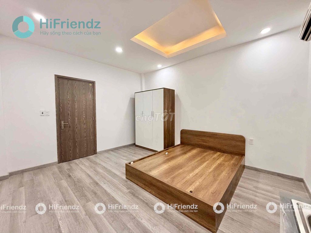 The new home studio is full of cheap furniture right at Phan Xích Long.