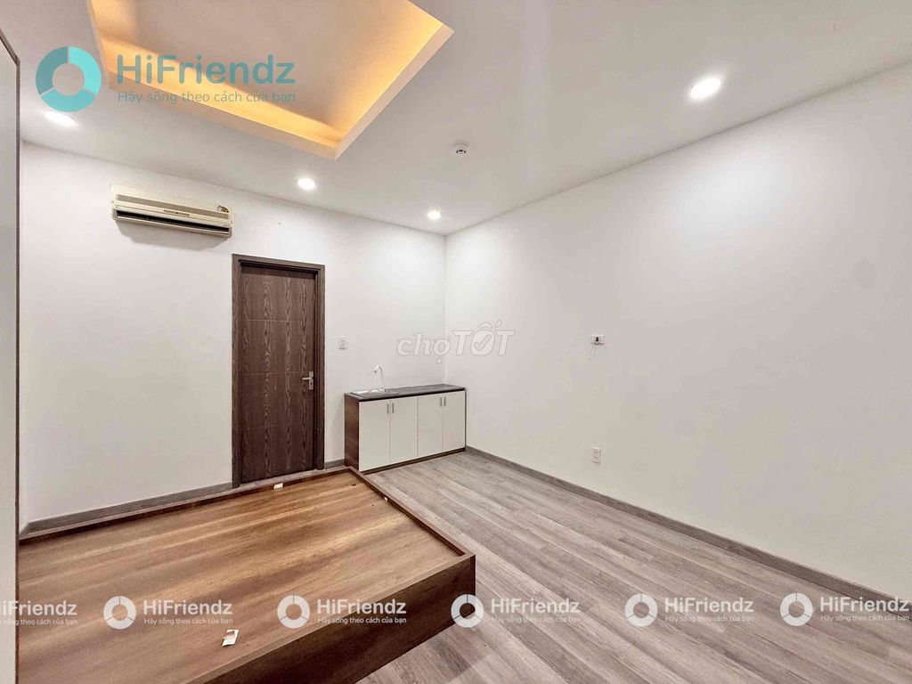The new home studio is full of cheap furniture right at Phan Xích Long.