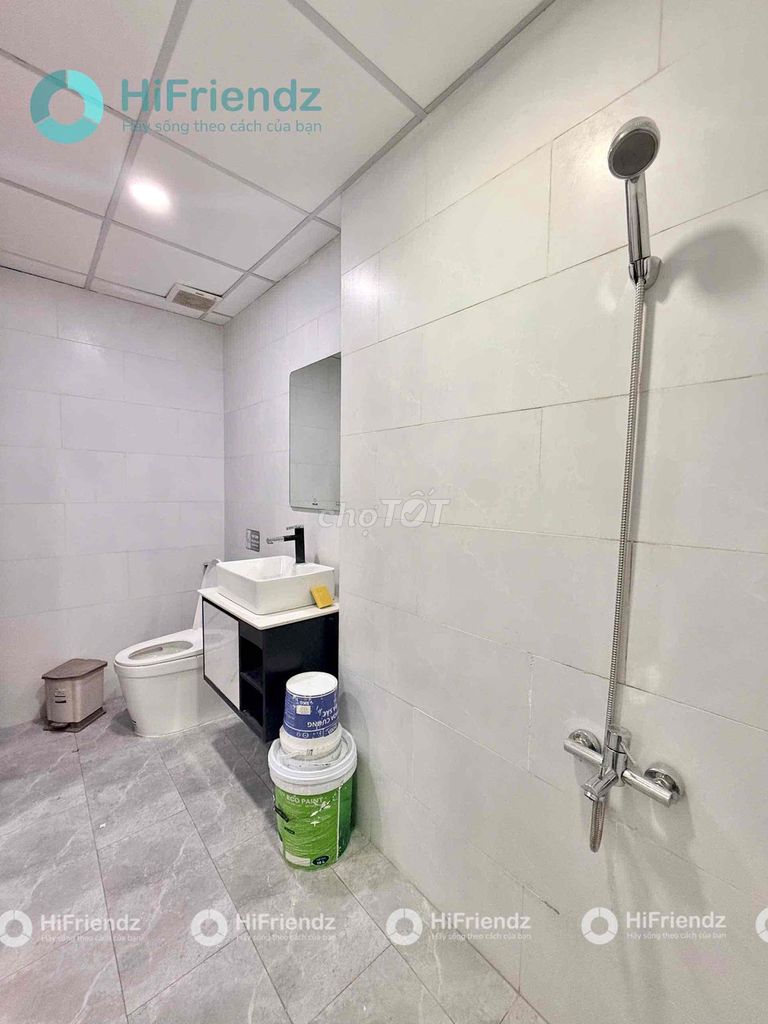 The new home studio is full of cheap furniture right at Phan Xích Long.