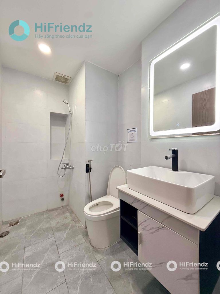 The long-saltles of Trường Sa studio window-full interior.