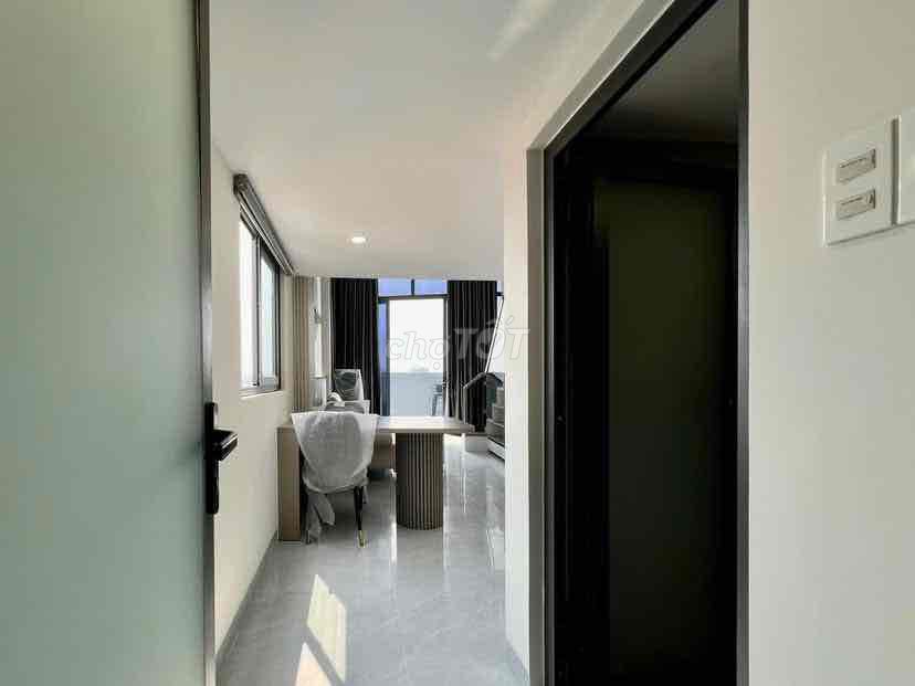 The apartment's got a full guard-- a 100 percent new house-- a full elevator in the garage right here intown.