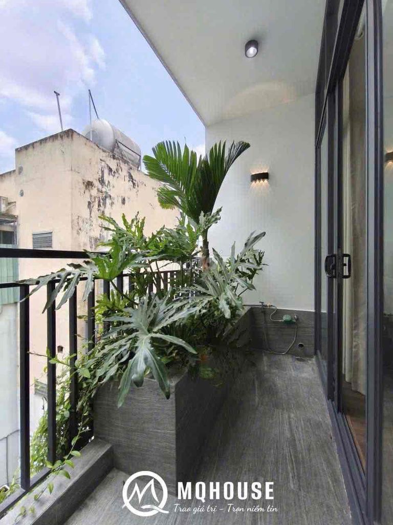 The apartment is cheap and rich in the garden.